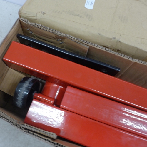 5025 - *VAT* A boxed sample PM06201 1000lbs capacity engine stand