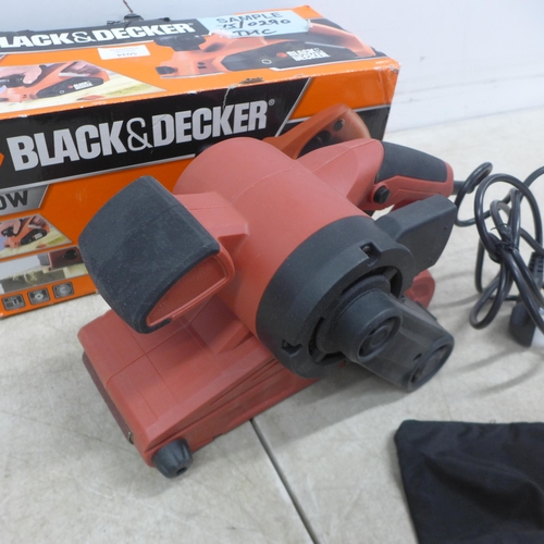 5034 - *VAT* A boxed sample 240v electric sander