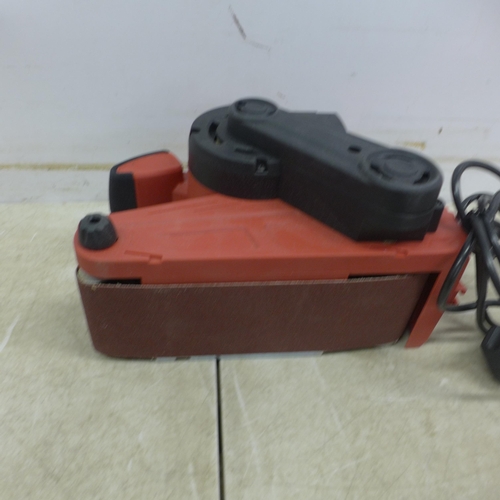 5034 - *VAT* A boxed sample 240v electric sander