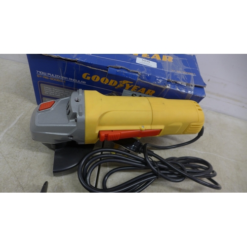 5039 - *VAT* A boxed sample 240v angle grinder