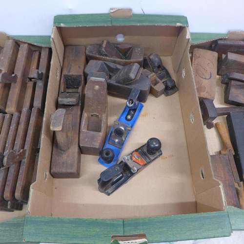 5047 - A quantity of vintage wooden moulding planes, wooden block planes and other wood planes including Dr... 