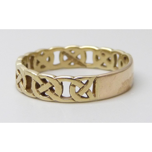 7002 - A 9ct gold Celtic design ring, 3.2g, V