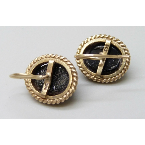 7017 - A pair of 9ct gold earrings set with black cabochon stones, 5.1g, 1.5cm