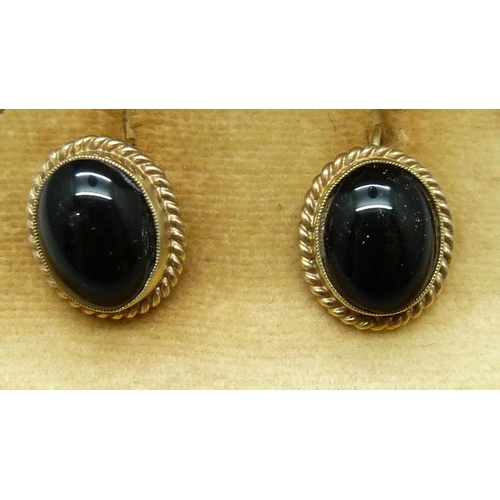 7017 - A pair of 9ct gold earrings set with black cabochon stones, 5.1g, 1.5cm