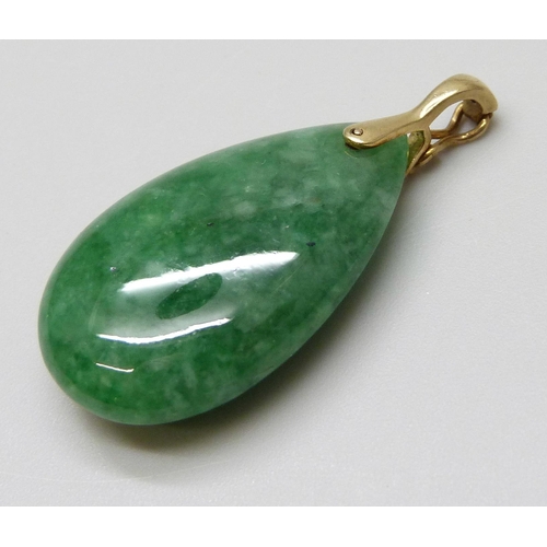 7023 - A 9ct gold mounted drop pendant, tests as jadeite, 7.6g, 3.5cm including bale