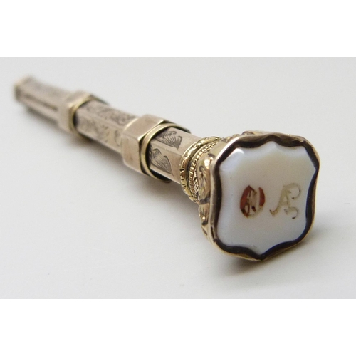 7033 - A Victorian propelling dip pen / pencil set with an intaglio seal, 10.2cm