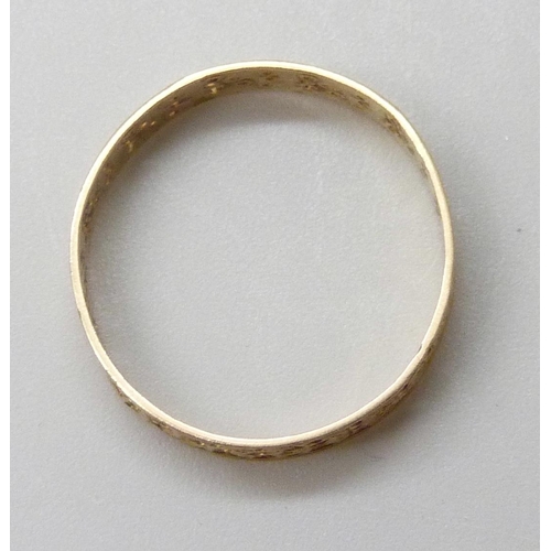 7034 - An Eastern yellow metal ring with control marks to inner shank, 1.6g, P