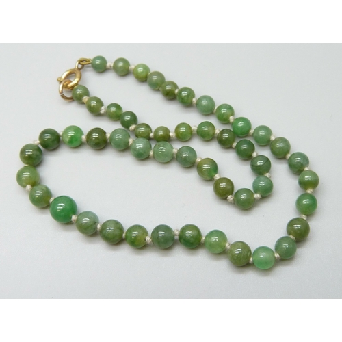 7037 - A nephrite bead necklace, 13g, 32cm