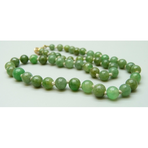 7037 - A nephrite bead necklace, 13g, 32cm