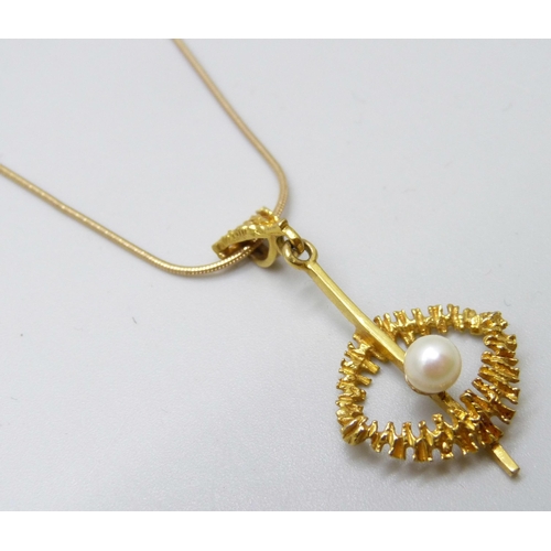 7037B - A hallmarked 9ct gold Brutalist style pendant set with a pearl, on a 9ct gold chain, 4.7g total weig... 