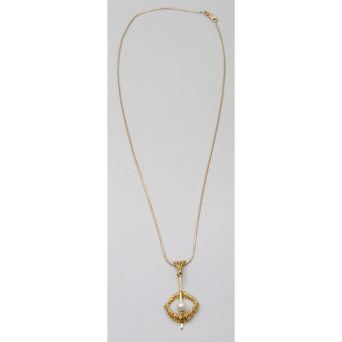 7037B - A hallmarked 9ct gold Brutalist style pendant set with a pearl, on a 9ct gold chain, 4.7g total weig... 