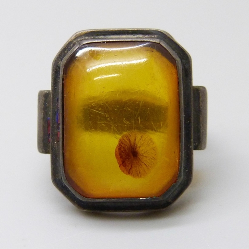 7053 - A .935 silver amber set ring, K