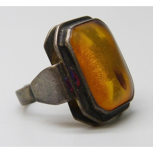 7053 - A .935 silver amber set ring, K