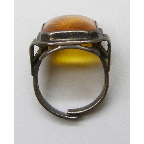 7053 - A .935 silver amber set ring, K