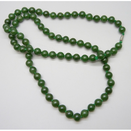 7057 - A long nephrite bead necklace, 119g, 9mm beads, 85cm