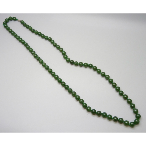 7057 - A long nephrite bead necklace, 119g, 9mm beads, 85cm