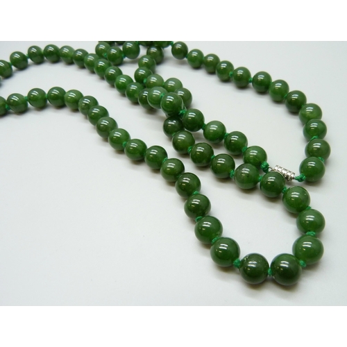 7057 - A long nephrite bead necklace, 119g, 9mm beads, 85cm