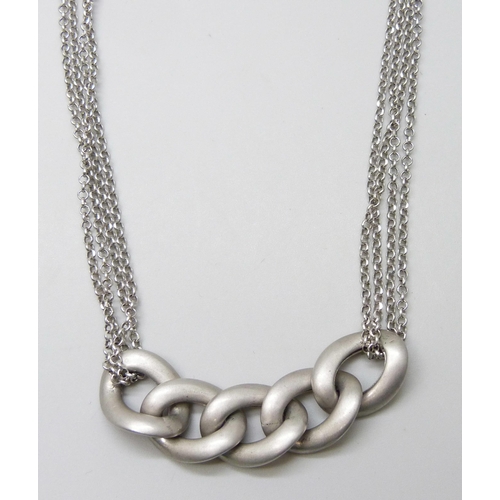 7068 - A hallmarked silver necklet, 25g, 41cm