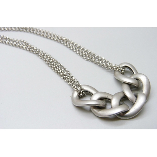 7068 - A hallmarked silver necklet, 25g, 41cm