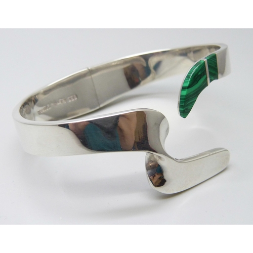 7074 - A Mexican .950 silver bangle with malachite inlay, 54g