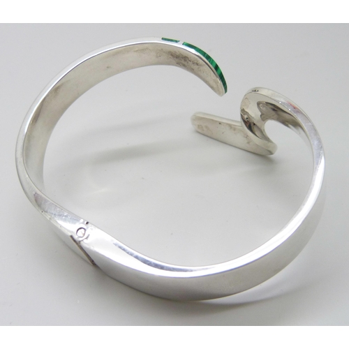 7074 - A Mexican .950 silver bangle with malachite inlay, 54g