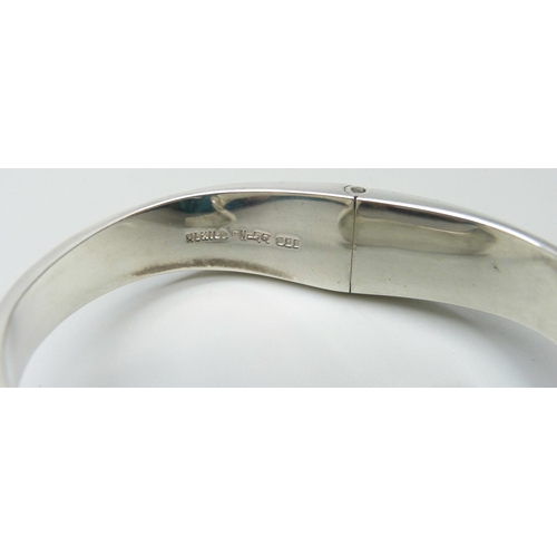 7074 - A Mexican .950 silver bangle with malachite inlay, 54g