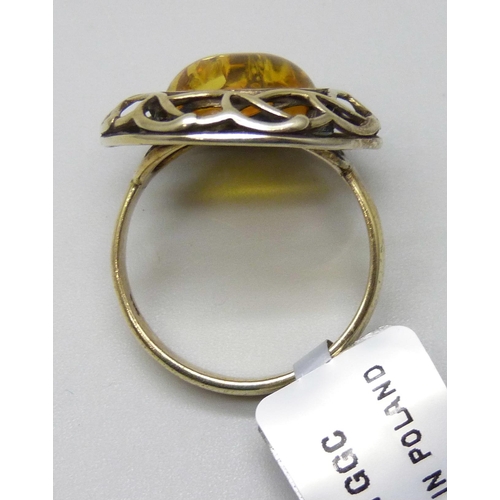 7077 - A silver gilt amber ring, O