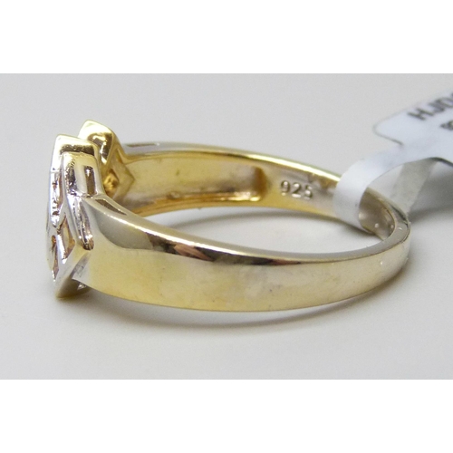 7078 - A TGGC silver gilt yellow sapphire ring, U