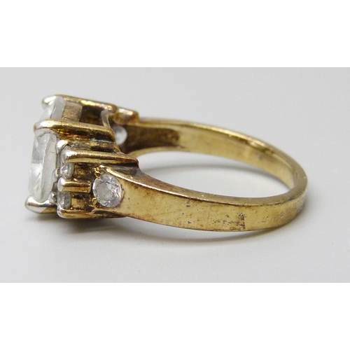 7080 - A silver gilt diamond simulant white stone ring, P