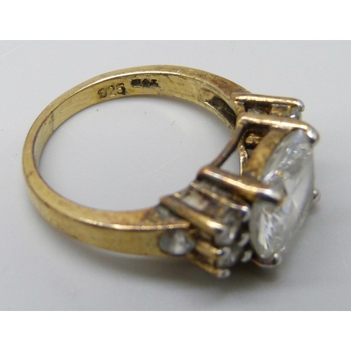 7080 - A silver gilt diamond simulant white stone ring, P