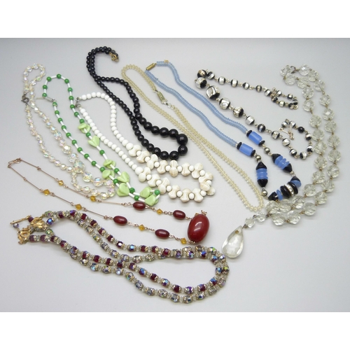 7087 - Ten vintage necklets