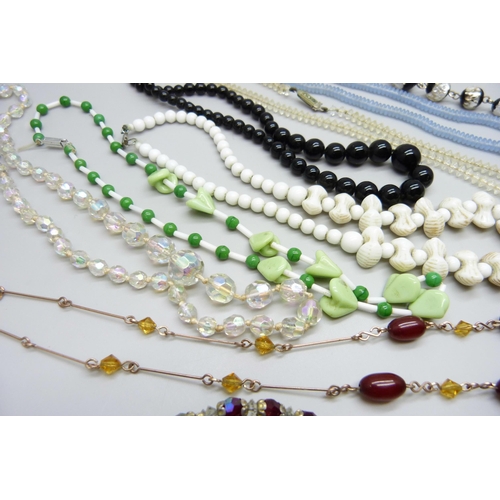 7087 - Ten vintage necklets