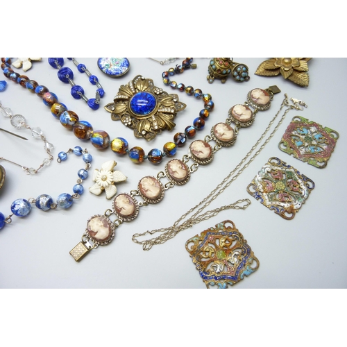 7088 - A collection of vintage costume jewellery