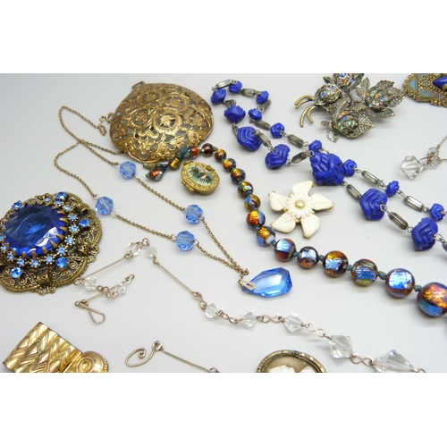 7088 - A collection of vintage costume jewellery