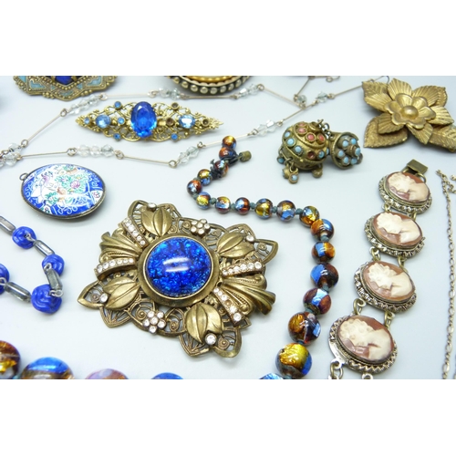 7088 - A collection of vintage costume jewellery