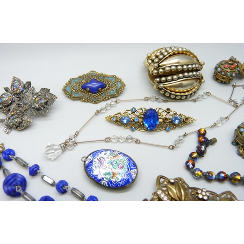 7088 - A collection of vintage costume jewellery