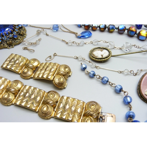 7088 - A collection of vintage costume jewellery