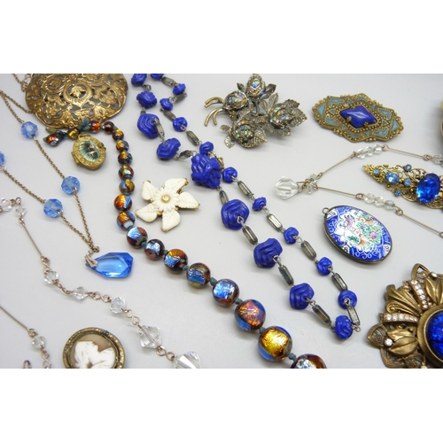 7088 - A collection of vintage costume jewellery