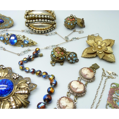 7088 - A collection of vintage costume jewellery