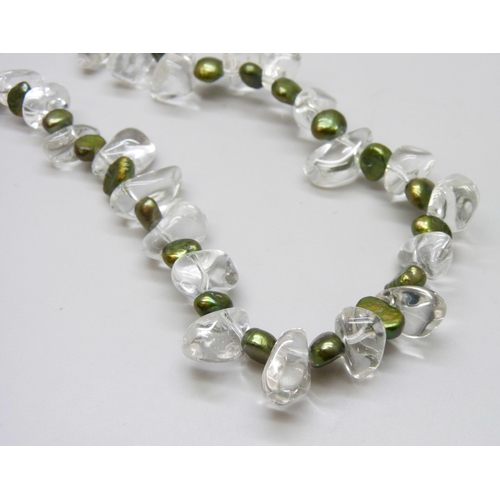 7090 - A silver mounted pearl and quartz necklace, 71g