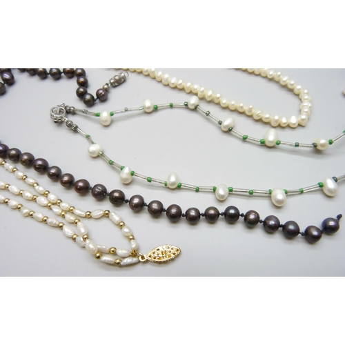 7091 - A collection of pearl jewellery