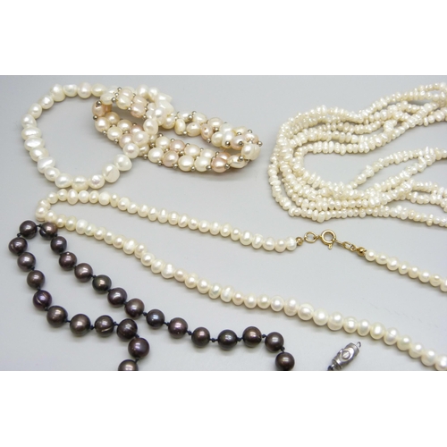 7091 - A collection of pearl jewellery