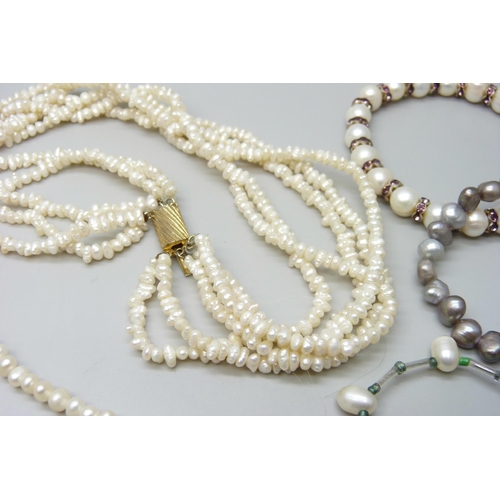 7091 - A collection of pearl jewellery