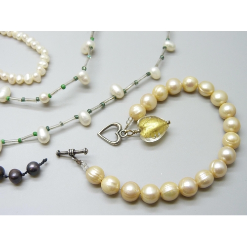 7091 - A collection of pearl jewellery