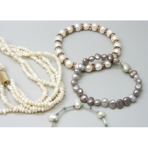 7091 - A collection of pearl jewellery