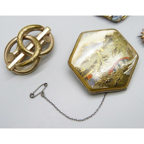 7092 - A white metal mounted Satsuma brooch, two Victorian brooches, and another brooch (a/f)