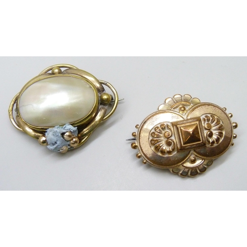 7092 - A white metal mounted Satsuma brooch, two Victorian brooches, and another brooch (a/f)