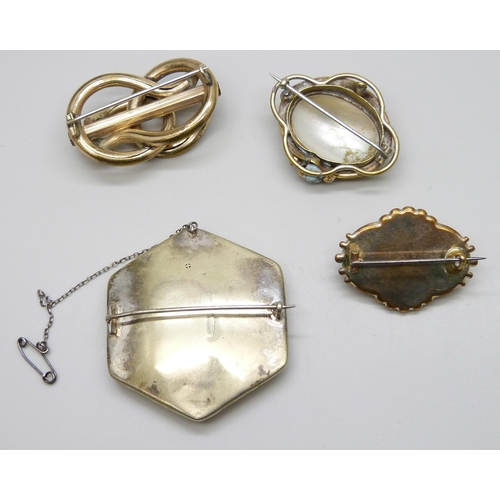 7092 - A white metal mounted Satsuma brooch, two Victorian brooches, and another brooch (a/f)