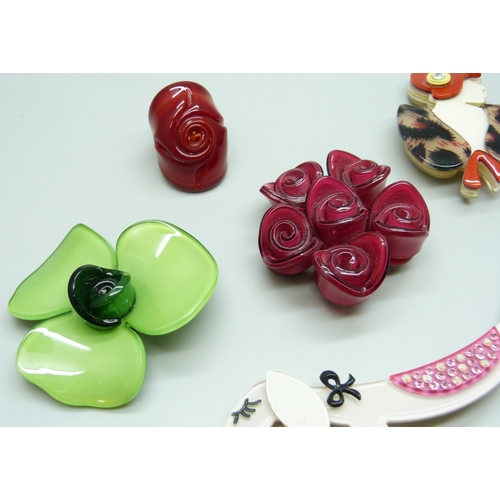 7093 - A collection of plastic jewellery including an Art Deco style lady and a 1960s style lady, dog brooc... 