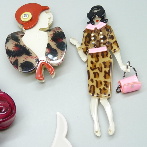 7093 - A collection of plastic jewellery including an Art Deco style lady and a 1960s style lady, dog brooc... 